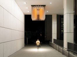 <p>Licht und Kunst bilden ein gelungenes Gesamtkonzept im Durchgangs- und Foyerbereich der Laborgebäude des einzigartigen Kompetenzzentrums für Alternsforschung der Universitätsklinik Köln.</p>