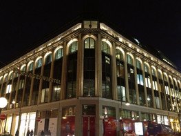 <p>Seinen hanseatischen Glanz strahlt das über 100 Jahre alte Kontorhaus noch heute aus. Wer hier shoppen geht, erlebt gleichermaßen Modernität und Tradition. Vor kurzem erst wurde das Kaufmannshaus von einem New Yorker Architektenteam  auf vielbeachtete Weise neugestaltet. Das Gebäude selbst ist mit seinem lichtdurchfluteten Atrium ein traditionelles Hamburger Kontorhaus. 1905 wurde es im prächtigen hanseatischen Gründerzeitstil erbaut.</p>