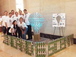 <p>Dies Jahr hat das hat das Chicagoer Büro von Ghafari an dem von der AIA Chicago unterstützten Design- und Umsetzungswettbewerb Canstruction zugunsten der Lebensmitteltafel des Großraum Chicagos teilgenommen.  Ghafari war eines aus zwanzig Teams von lokalen Architektur-, Ingenieurbüros sowie Baufirmen die an diesem Wettbewerb, Skulpturen vollständig aus Konservendosen zu entwerfen und zu bauen, teilgenommen haben. Alle verwendeten Konservendosen wurden nach der Ausstellung der Skulpturen der örtlichen Lebensmittel Tafel gespendet.<br />
 </p>
<p>Die Konstruktion nennt sich „inCANdesent“ und ist eine übergroße Glühbirne aus ca. 2500 Dosen, welche von innen mit einer BION TECHNOLOGIES Coma RGBW erleuchtet wird. Das Konzept hat die Zielsetzung die Aufmerksamkeit für das Internationale Jahr des Lichts der UNESCO zu erhöhen und gleichzeitig das Talent der Architekten, Ingenieure und Lichtdesigner von Ghafari zu zeigen.</p>