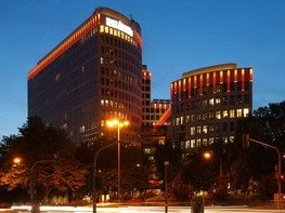 <p>Die neue Faassadeninszenierung des ehemaligen Poseidonhaus, jetzt Deutschlandzentrale der Ing-Diba AG, trägt den Slogan “WE DON´T REMEMBER DAYS – WE REMEMBER MOMENTS” und kreiert die Illusion eines Sonnenuntergangs auf dem ING-DiBa AG Headquarters “LEO”. Das Lichtkonzept zielt auf das freundliche, moderne Image der Bank ab, will Spaß bereiten, begeistern und positive Erlebnisse hervorrufen.</p>