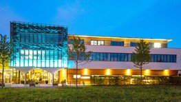 <p>"Generell sagt die Erfahrung, dass Licht sich an matten, dunkeln Flächen nicht sichtbar reflektiert. Dieses Projekt beweist eindrucksvoll das Gegenteil."</p>
<p> </p>
<p><u><a href="http://www.biontechnologies.de/de/referenzen/sbq">mehr...</a></u></p>